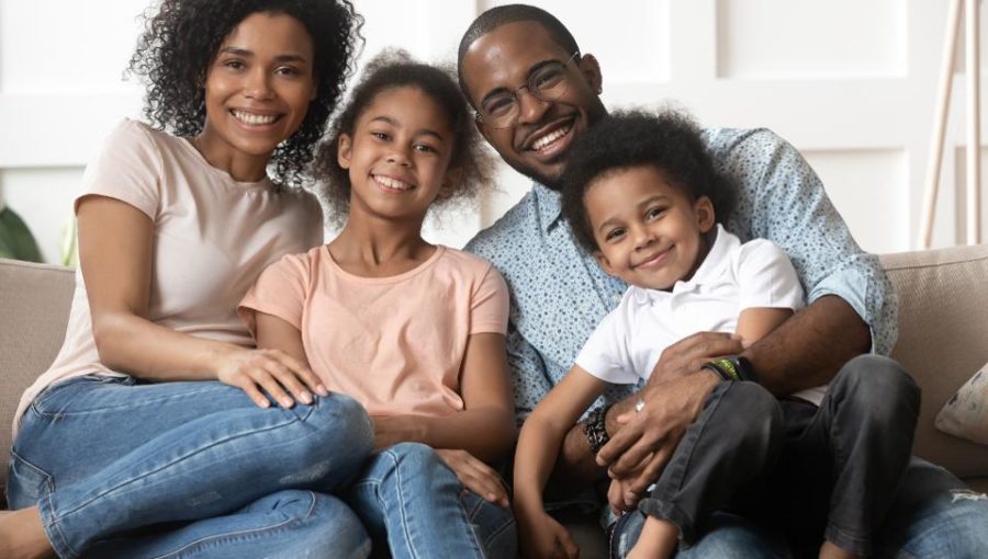 family-on-couch-900x510-1.jpg
